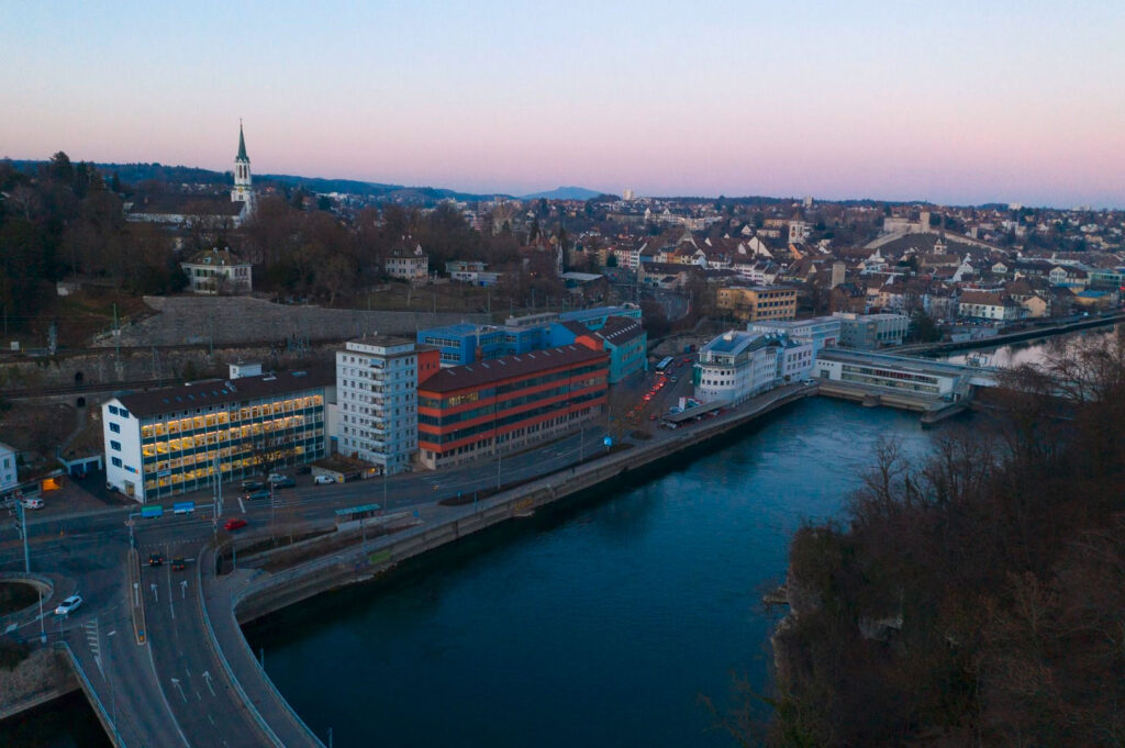 Eine Luftaufnahme der Stadt Schaffhausen in der Abenddämmerung.