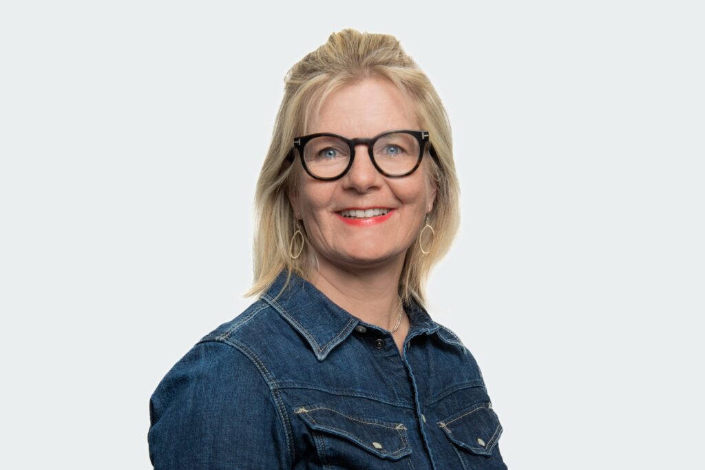 Monika Schudel-Ottiger ist Leiterin Fachbereich Personal. Sie trägt eine Brille